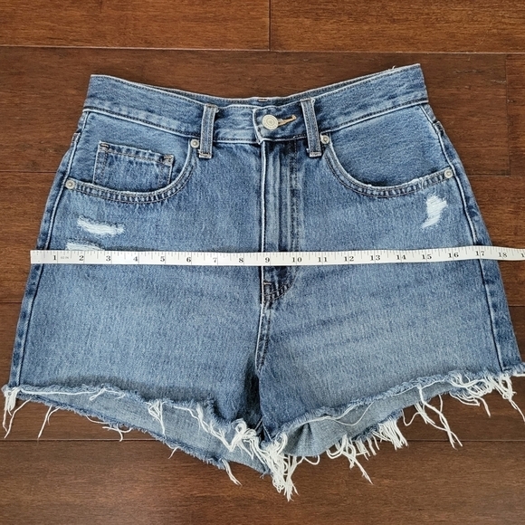 Uniqlo High Rise Distressed Cut-Off Raw Hem Denim Shorts Womens Size 25 Med Wash - Picture 7 of 9